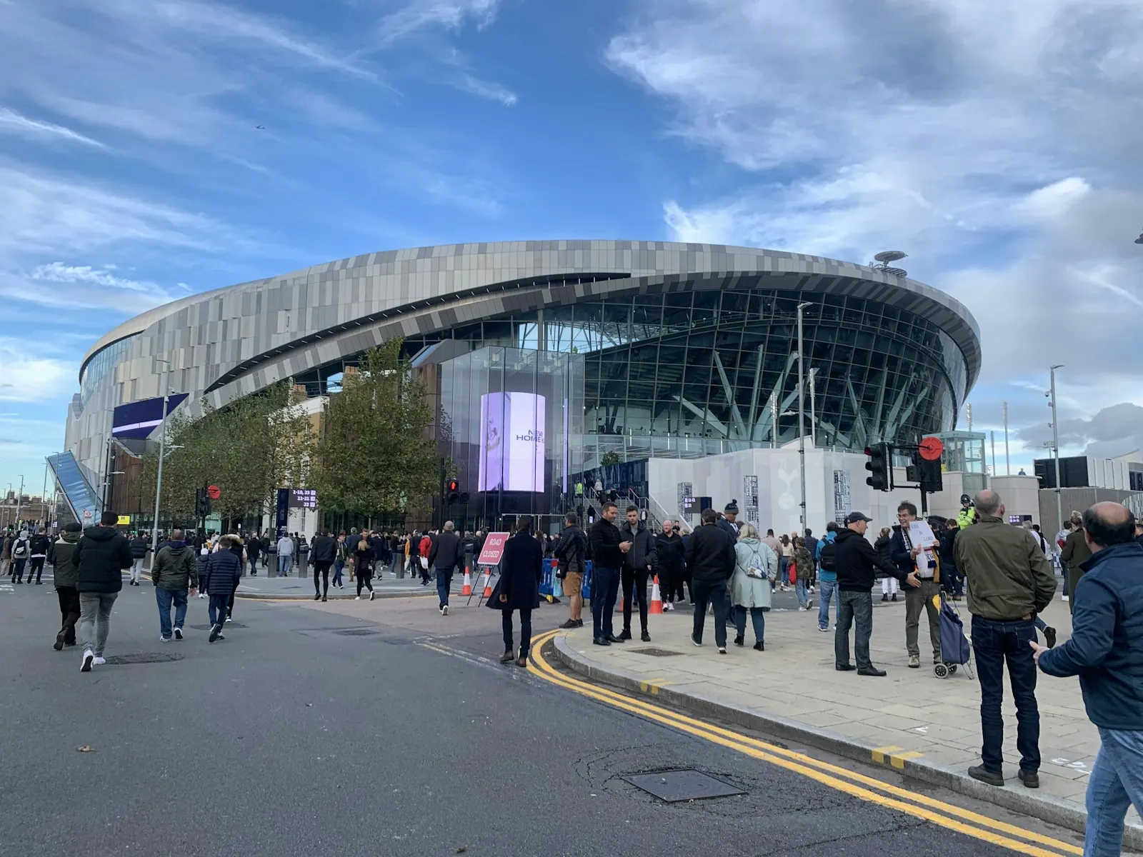 Supporters se dirigeant vers l’entrée d’un stade