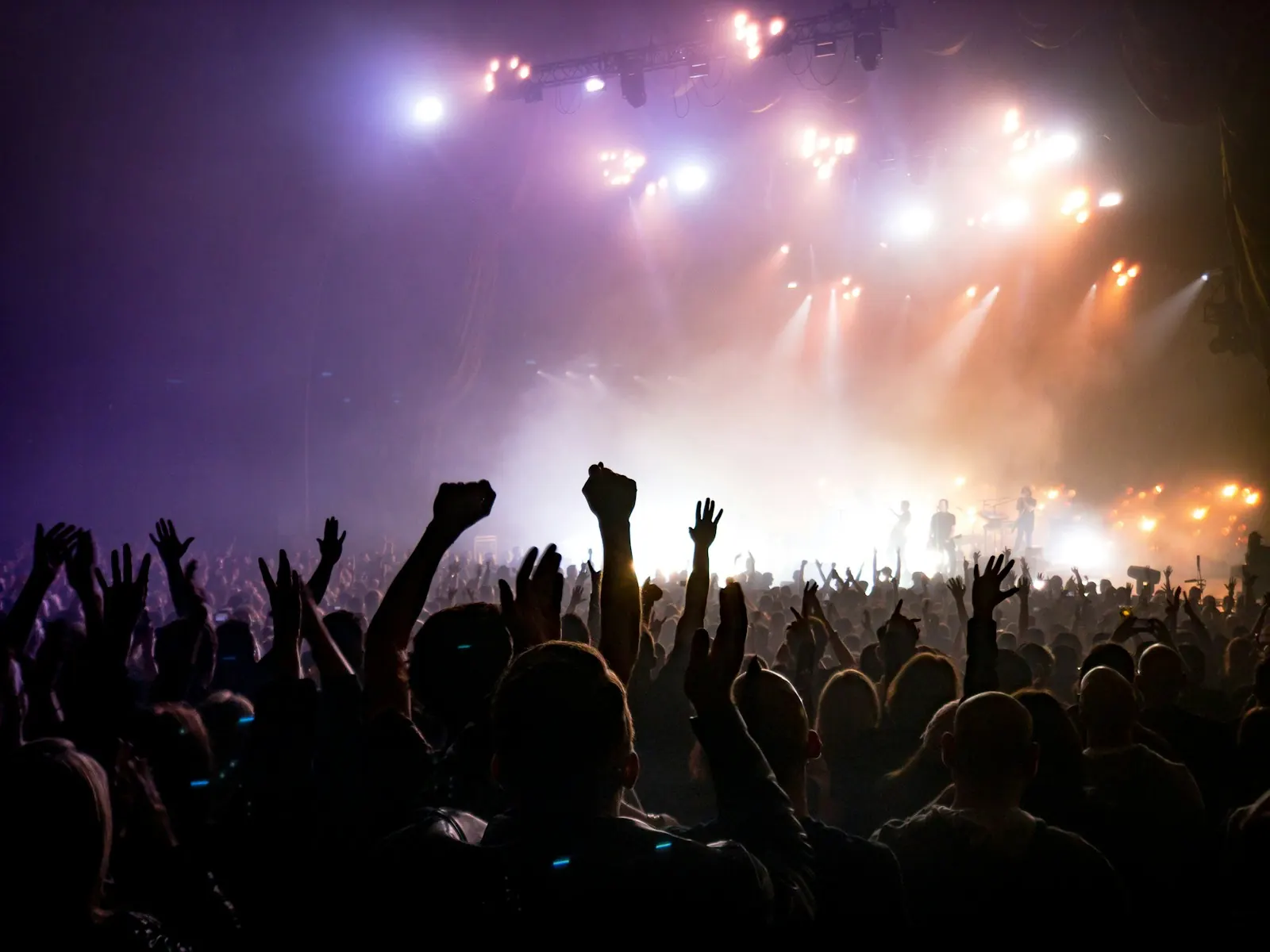 Public d’un concert face à une scène éclairée