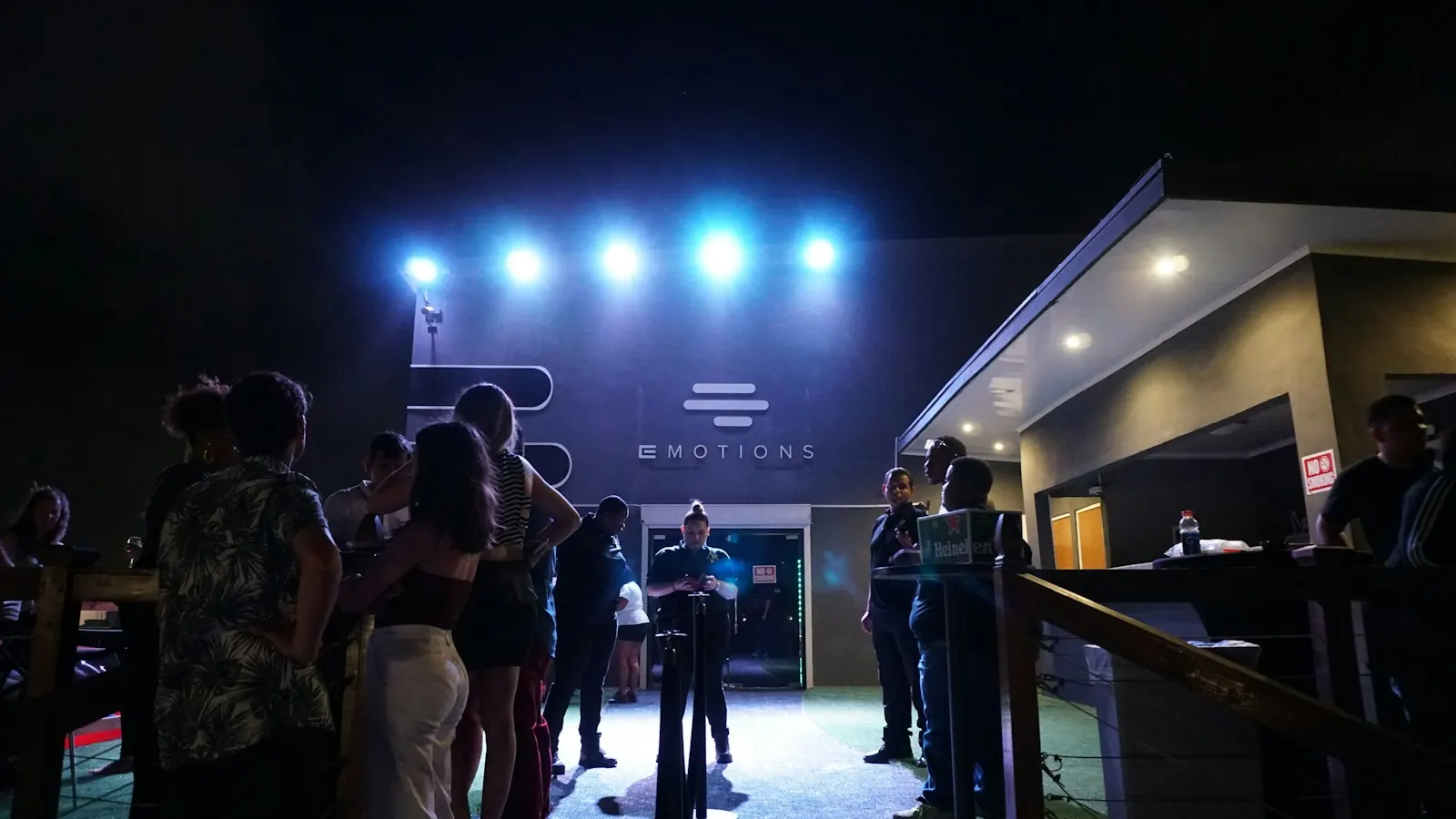 Discothèques et salles : contrôler l’entrée sans casser l’ambiance