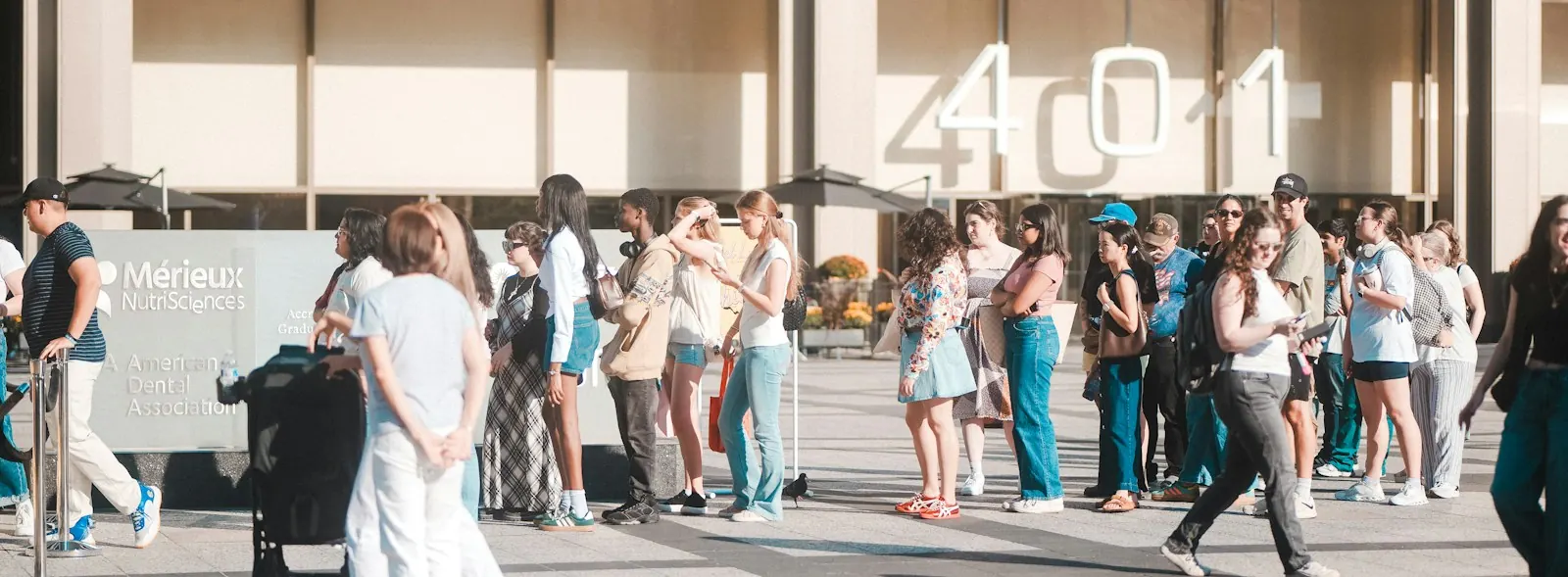 File d’attente de visiteurs devant l’entrée d’un bâtiment