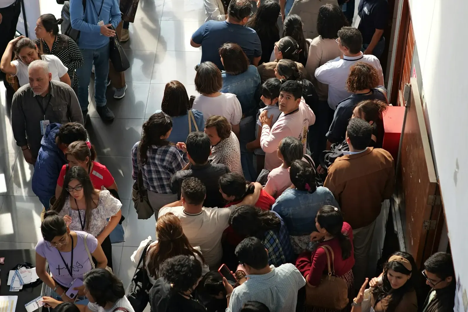 File de visiteurs vue d’en haut dans un couloir d’entrée
