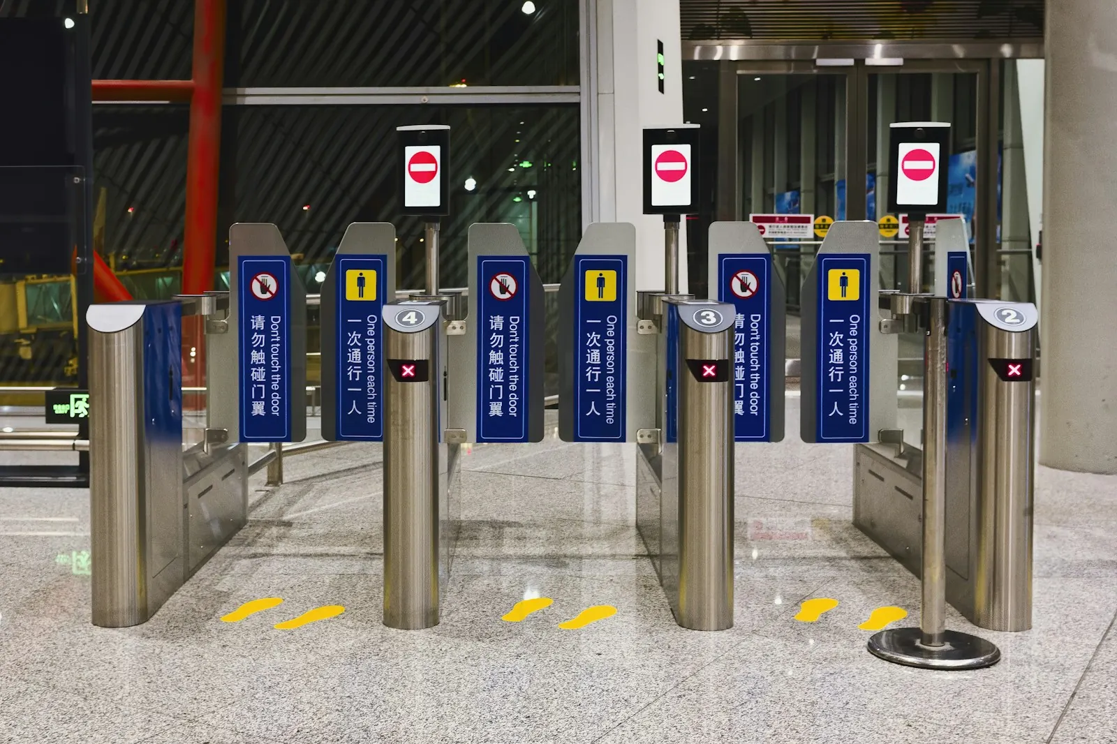 Portillons d’accès automatiques à l’entrée d’un bâtiment