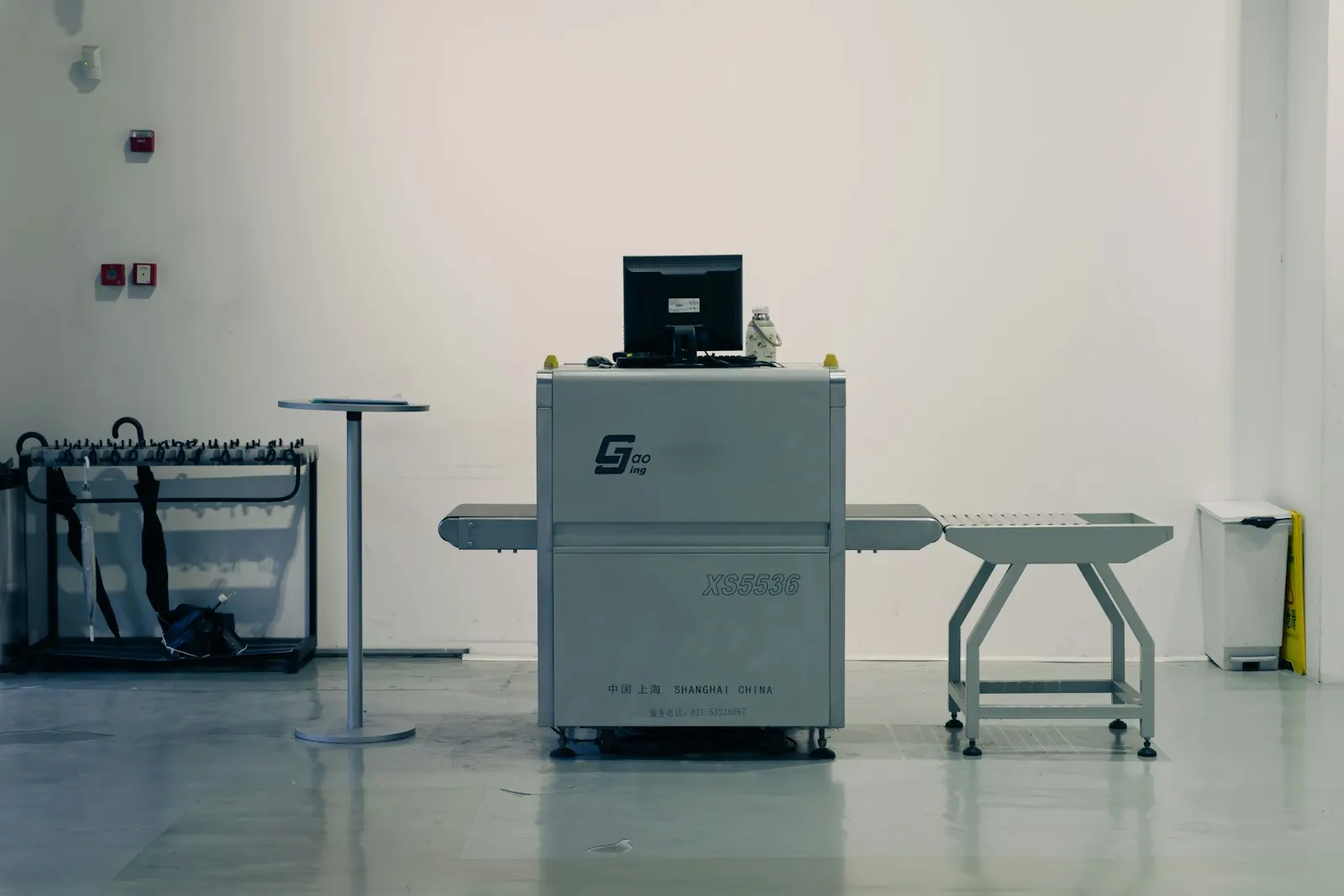 Poste de contrôle avec scanner de bagages à rayons X et table de dépôt