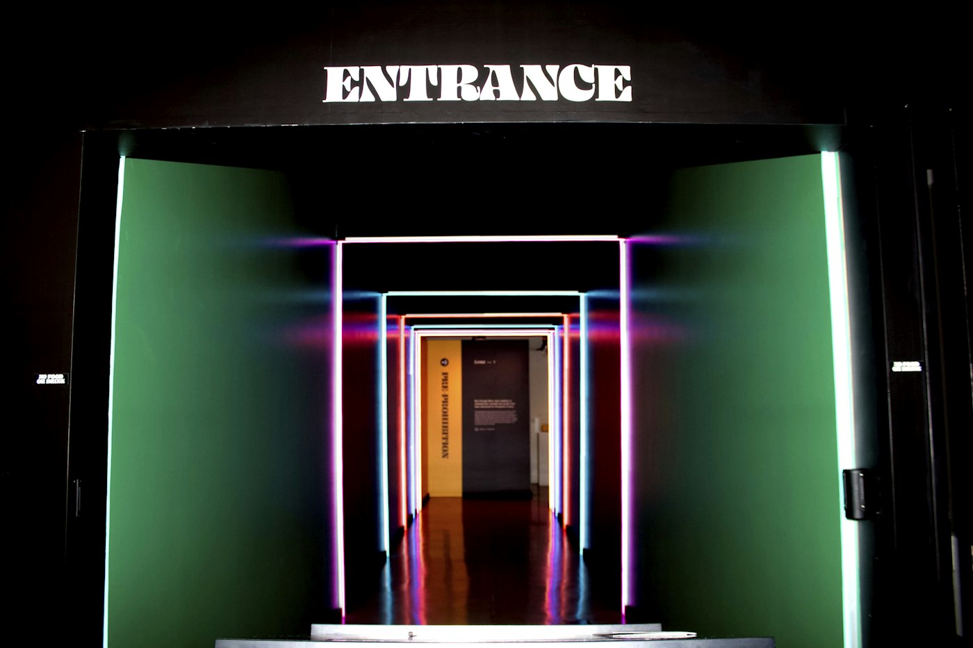 Entrée éclairée d’un lieu de spectacle
