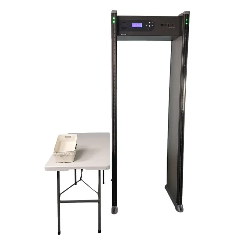 Table pliante installée à côté d’un portique