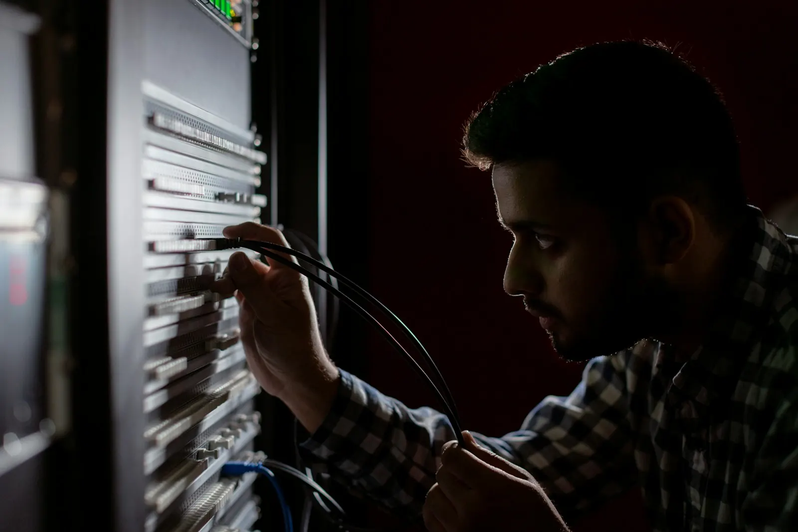 Technicien vérifiant les connexions d’un équipement électronique
